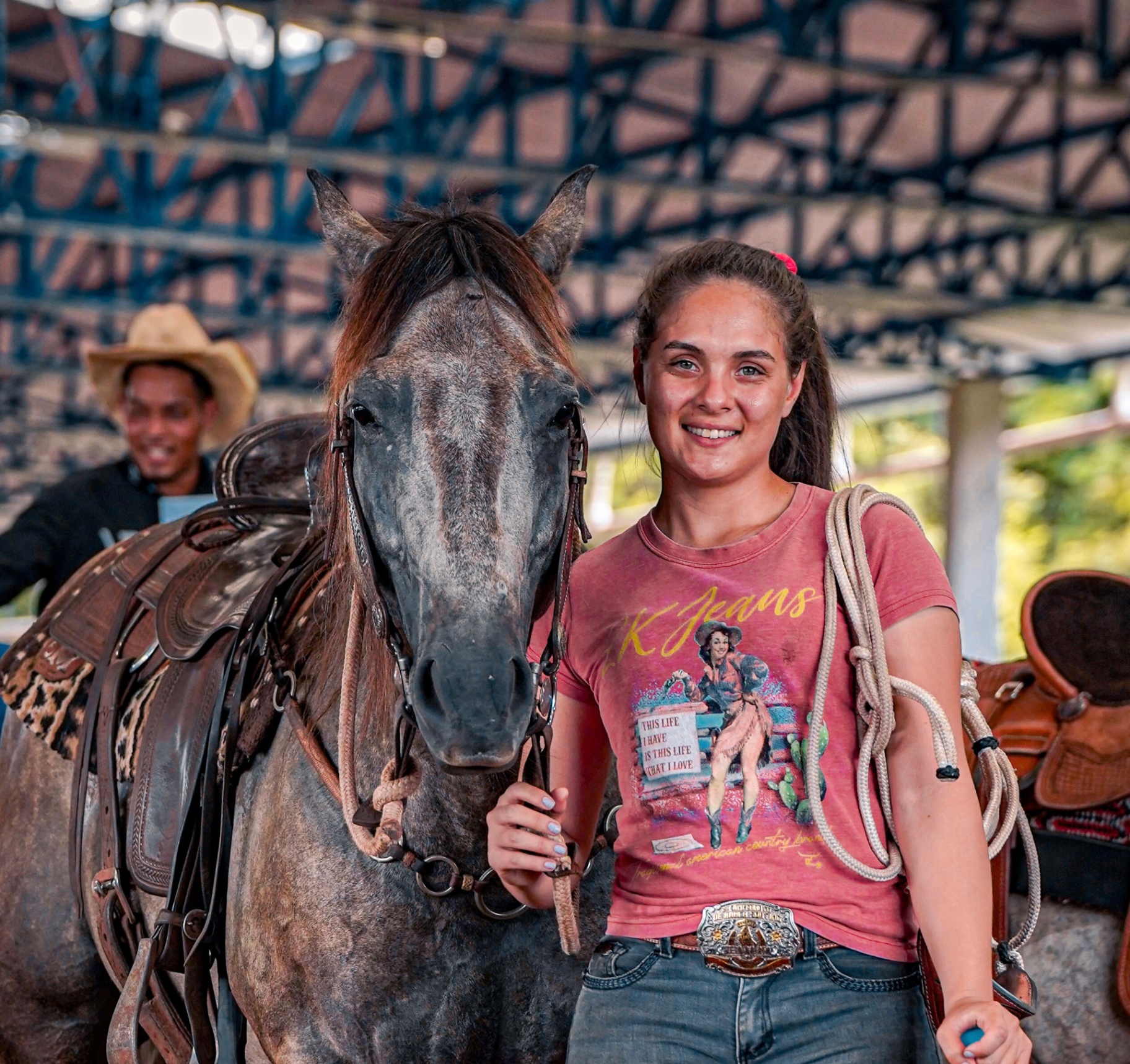 Médica veterinária Stephani Nardoni com cavalo em centro de treinamento